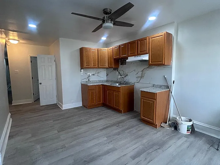 323 N 9th St #1 — Photo 3