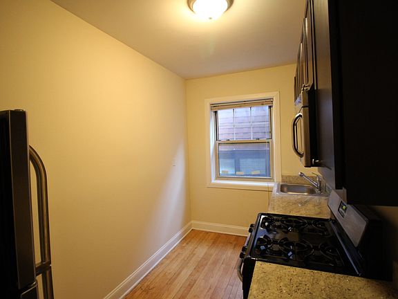 5th image of 2318 W Granville Ave #1