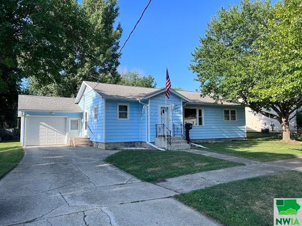 418 W 8th St, Sheldon, IA 51201