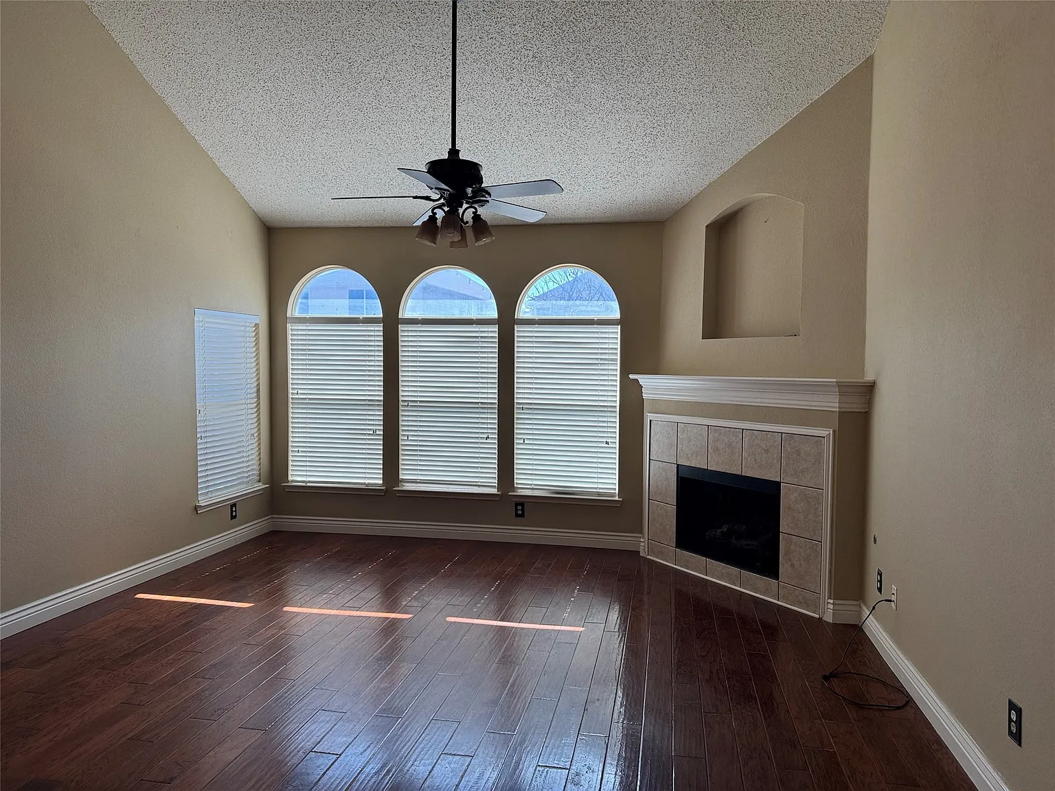 4 bed, 2.5 bath, 2557 sqft, $2,800 — Photo 3