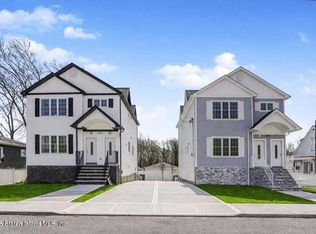 556 Drumgoole Rd E, Staten Island, NY