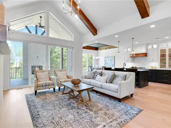 9425 Aurora St, Lenexa, KS 66220