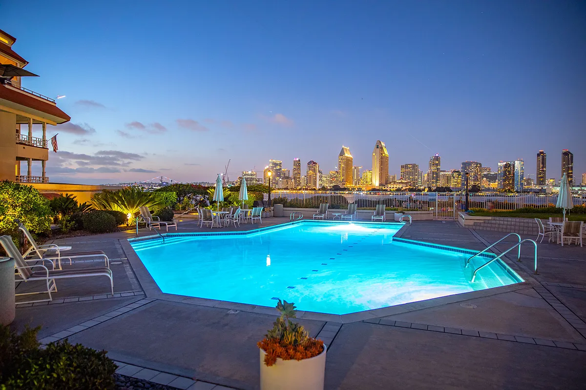 Complex pool with views of San Diego Syline and San Diego/Coronado Bay - 1099 1st St #315