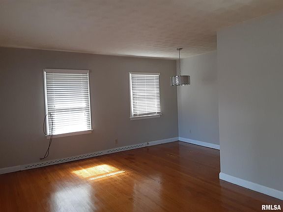 3rd image of 210 S Dixon Ave
