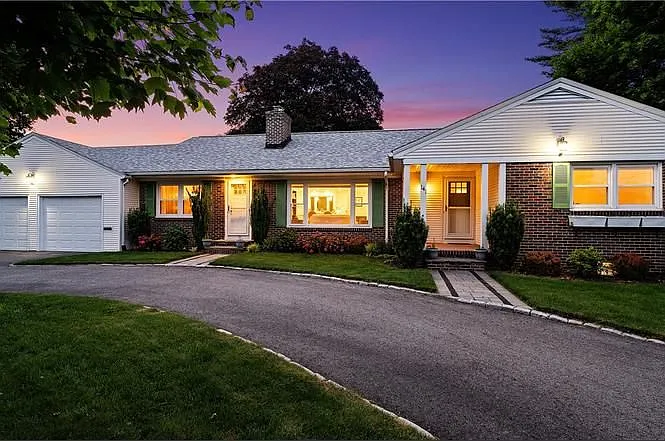 141 Weetamoe Dr — Photo 2