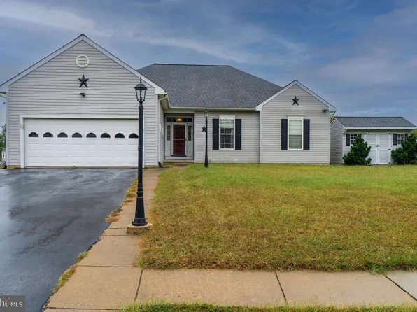 16 Summerfield Ln, New Castle, DE 19720