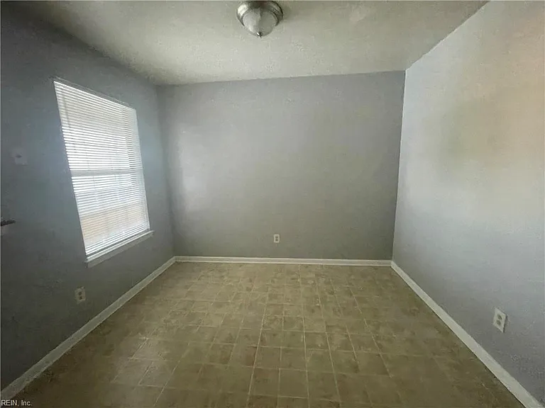 614 Waters Dr — Photo 12