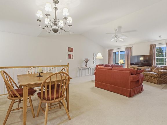 5th image of 914 W Trailcreek Dr