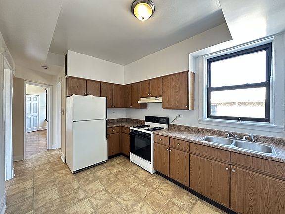 2nd image of 2647 N Sawyer Ave Unit 4