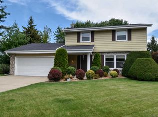 235 Parkview Ct, Pewaukee, WI 53072