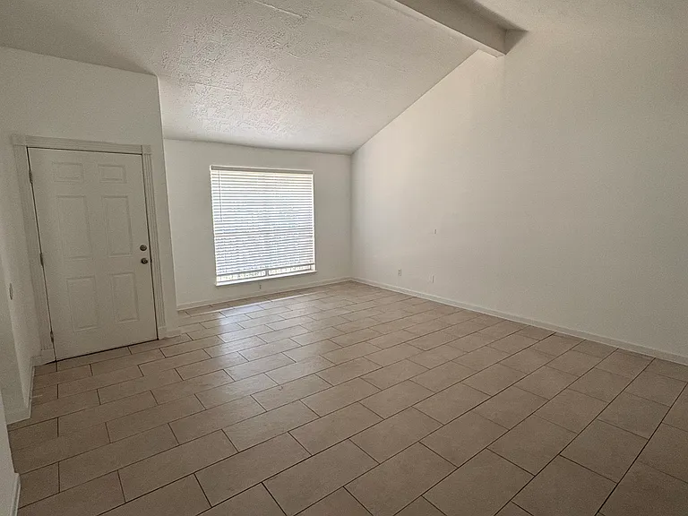13827 Flagstone Dr — Photo 3
