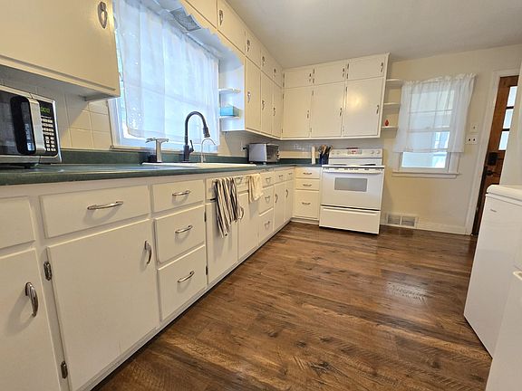 4th image of 920 Newbury St