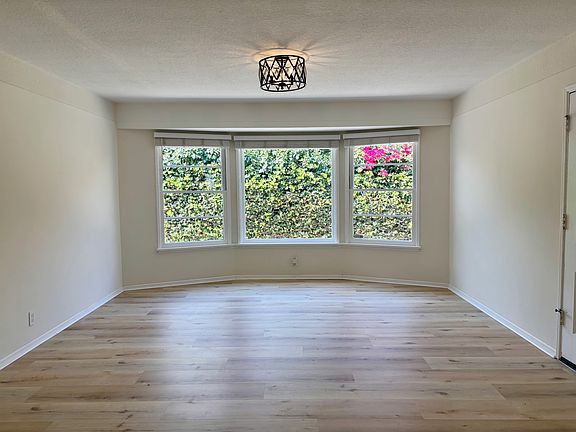 LIVING ROOM BAY WINDOW