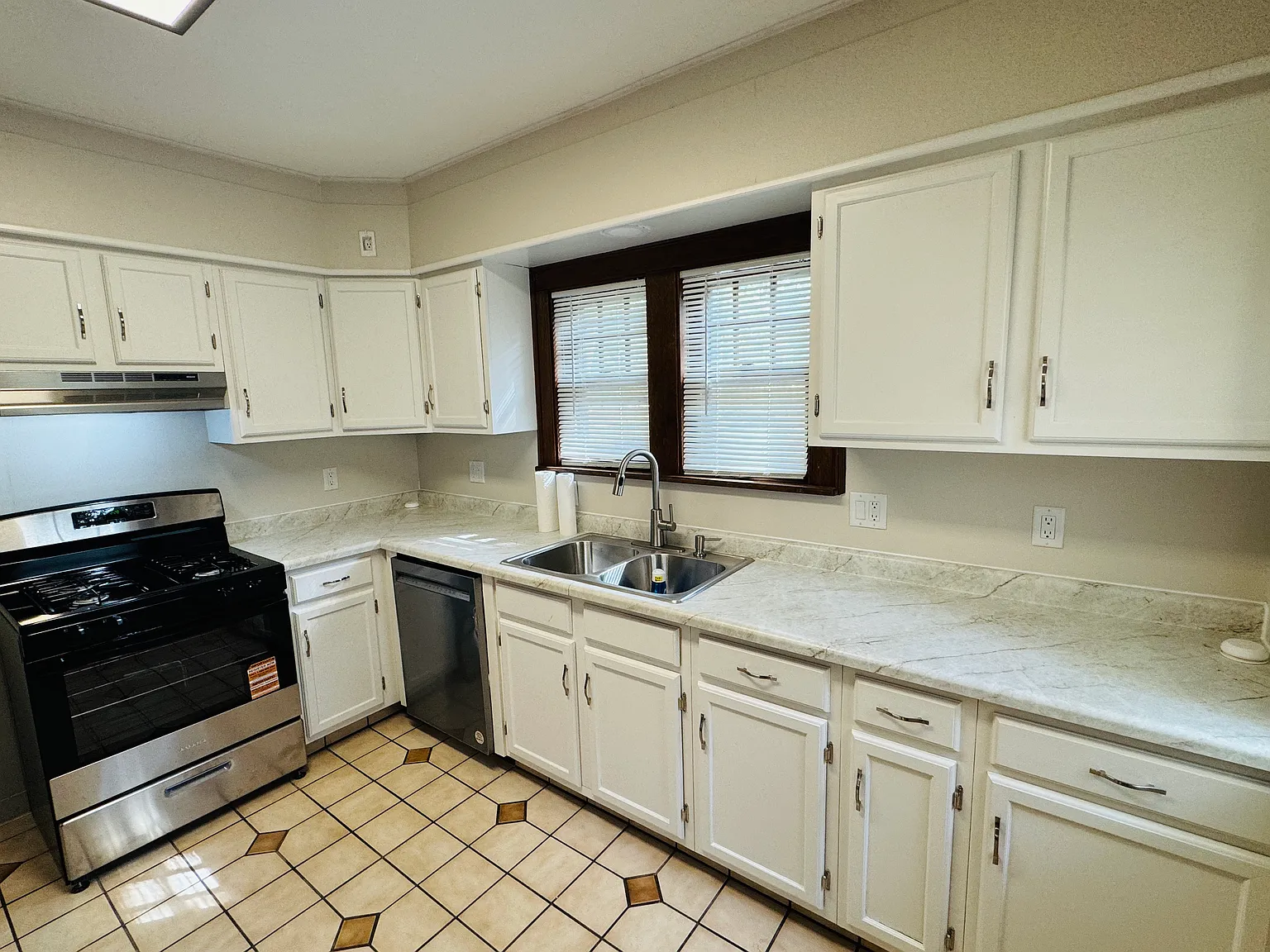3 bed, 1559 sqft, $2,400 — Photo 4