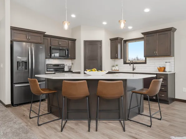 512 Mehrer Dr, Bismarck, ND 58504