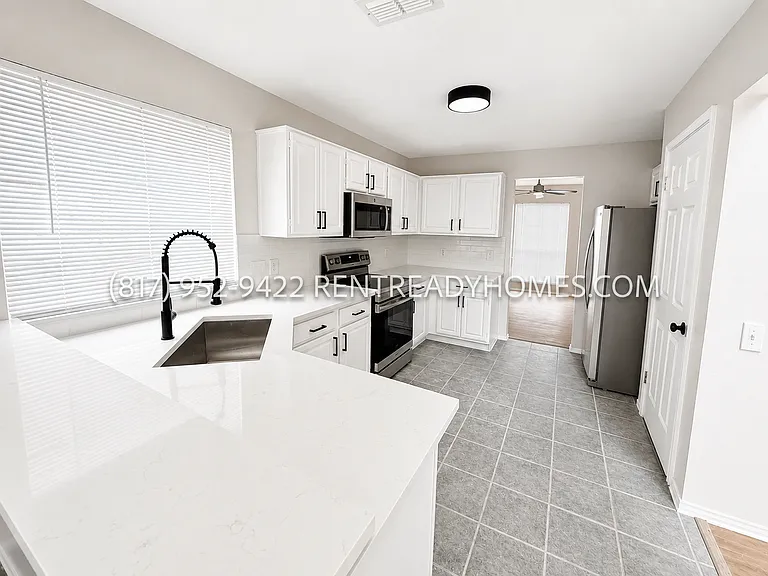 3405 Plantation Ln — Photo 4