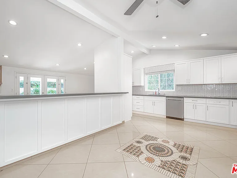 20746 Clarendon St — Photo 15