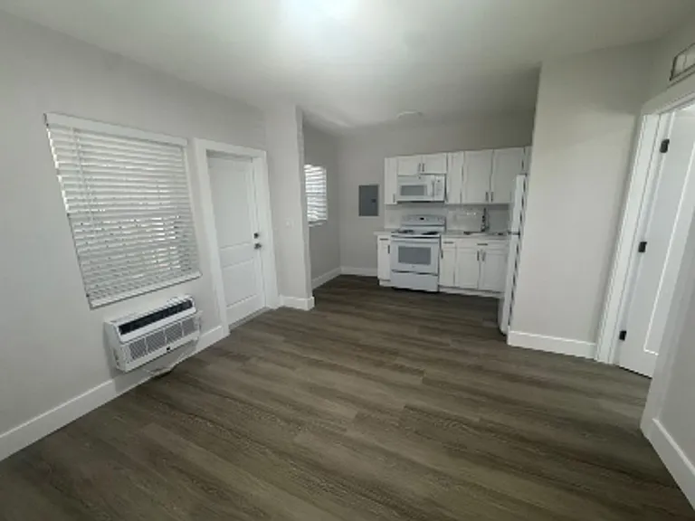 140 SW 21st Ave — Photo 1