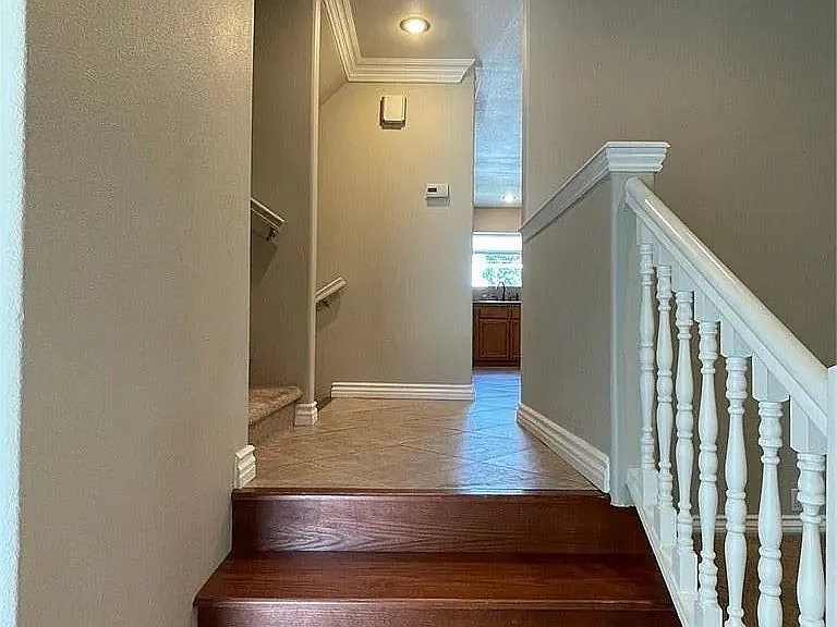 1049 Evergreen Ct — Photo 2