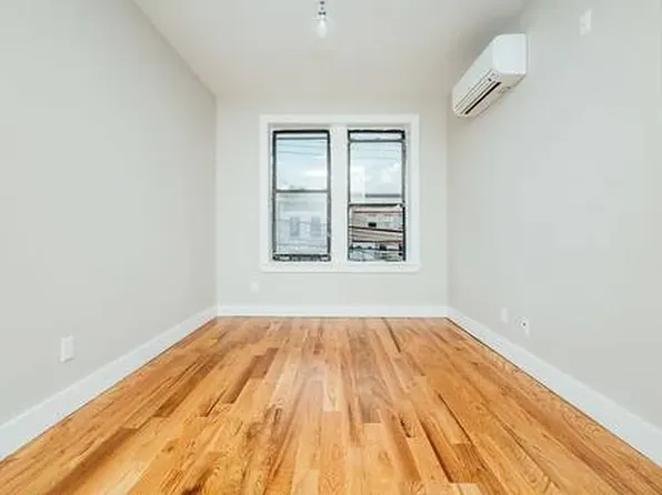 566 Maple Street image 4 of 8