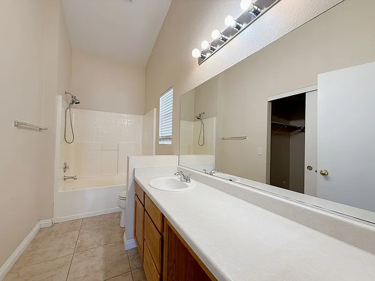 3320 Park Town St — Photo 6