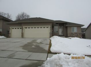 416 Spruce Hills Dr, Cedar Falls, IA 50613