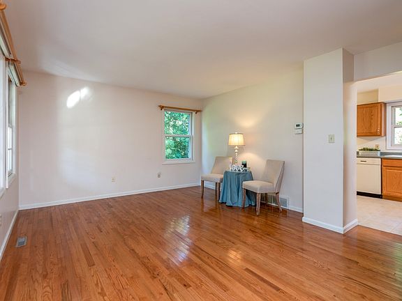 2nd image of 5 Columbine Ave