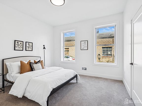 3rd image of 318 Seaman St Floor 1