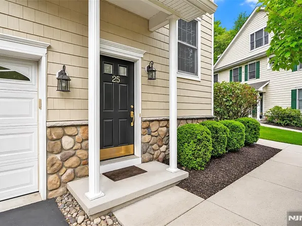 25 Woods Edge Rd, Old Tappan, NJ 07675