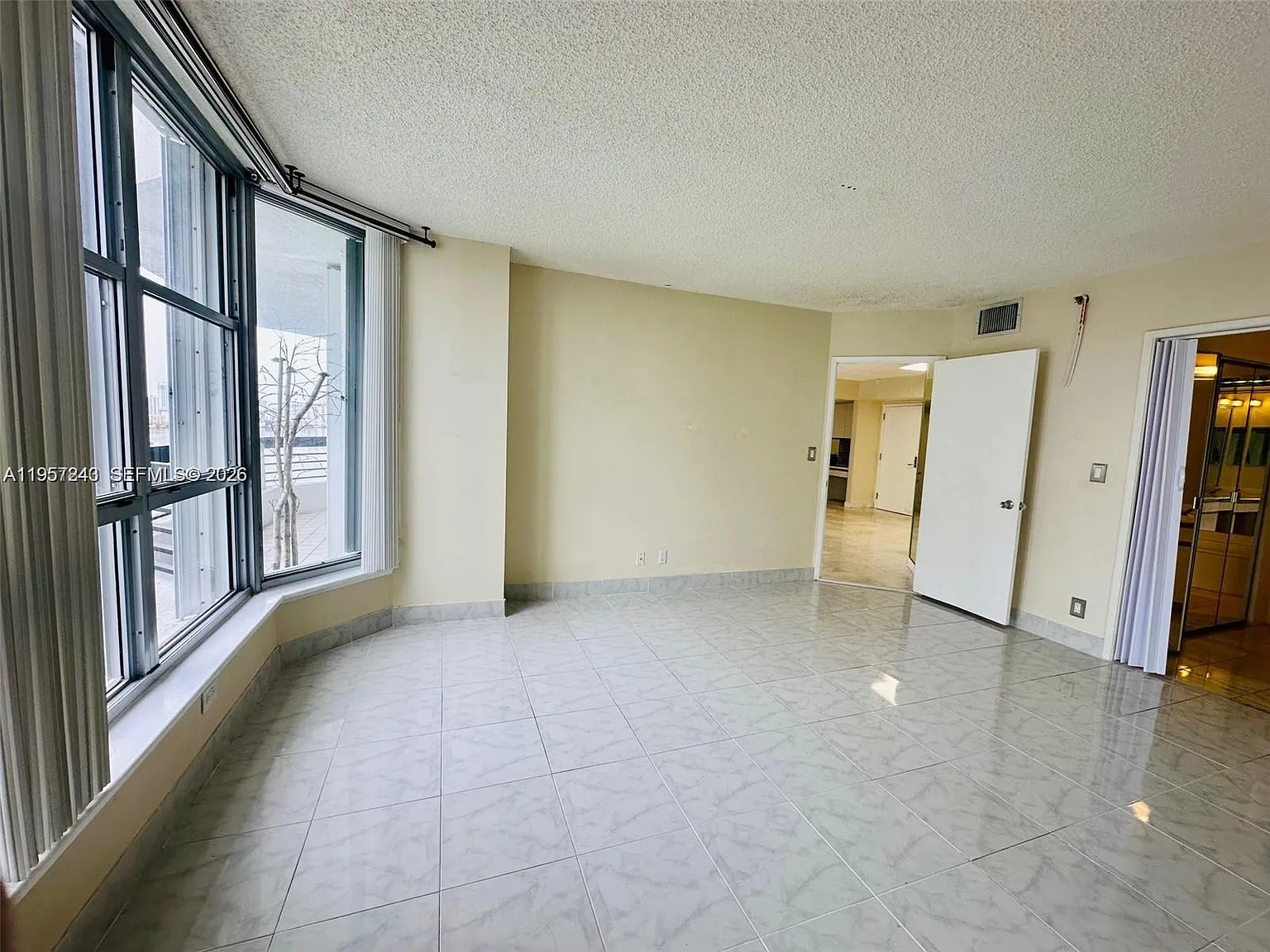 3600 Mystic Pointe Dr — Photo 4