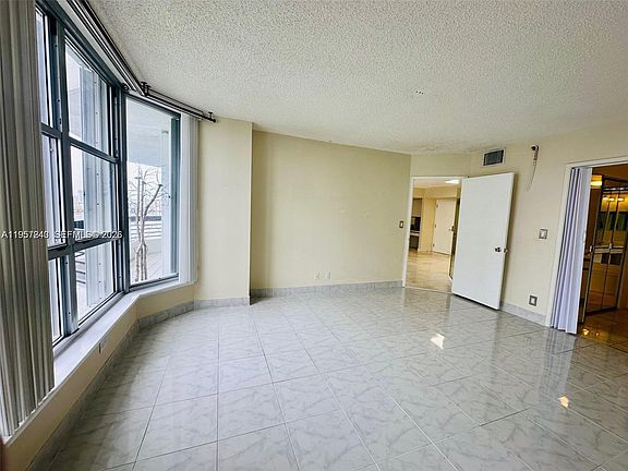 4th image of 3600 Mystic Pointe Dr