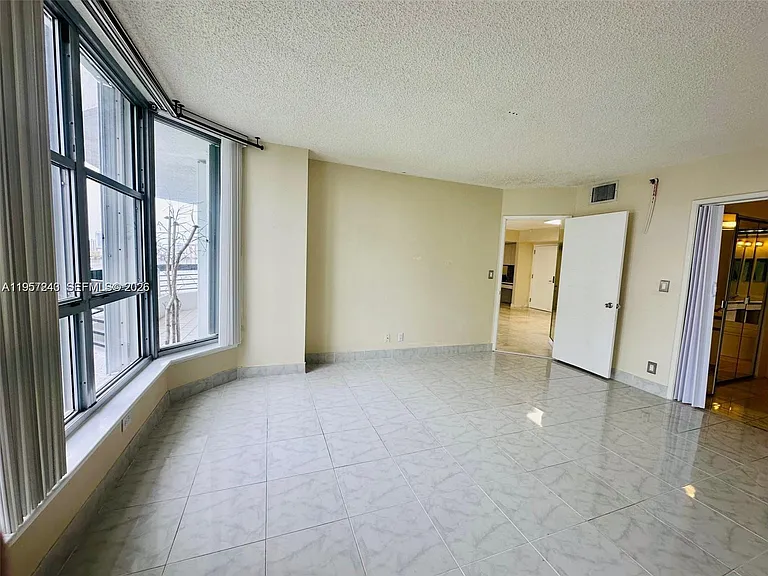 3600 Mystic Pointe Dr — Photo 4