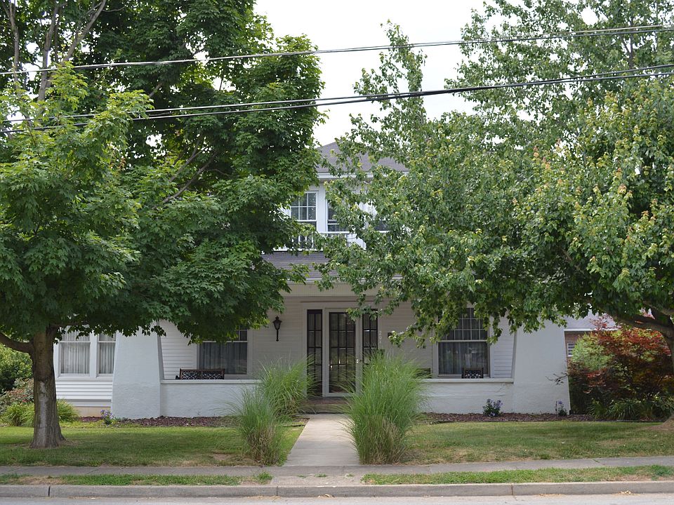1st image of 204 S Lincoln Blvd