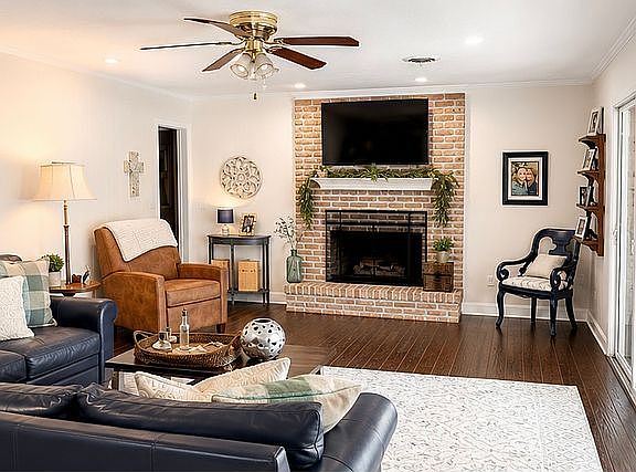 4th image of 2020 SE 15th Ln