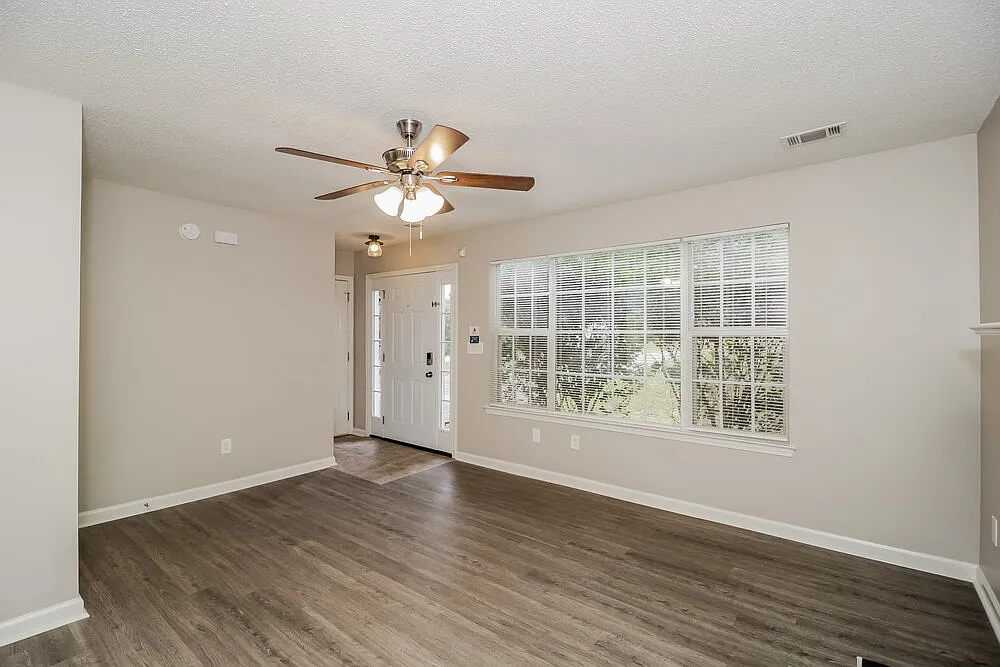 3 bed, 2.5 bath, 1388 sqft, $1,805 — Photo 4