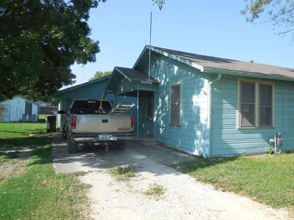 102 W Seguin St, Marion, TX 78124