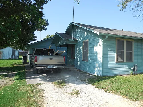 102 W Seguin St Photo 1