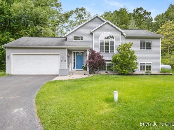 7483 E Oakridge Ct, Howard City, MI 49329
