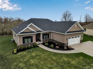 8392 Old Trafford Ct, Williamsville, NY 14221