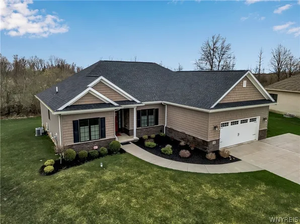 8392 Old Trafford Ct, Williamsville, NY 14221