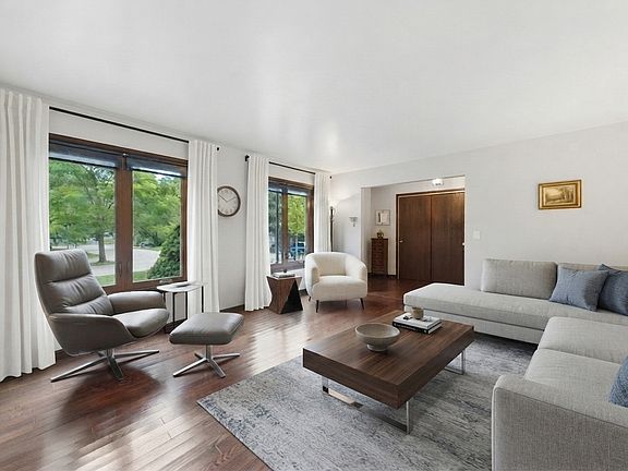 3rd image of 3469 Innsbruck Ln
