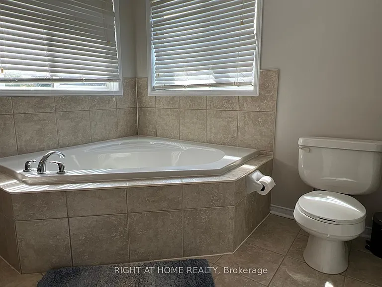 39 Golden Iris Cres — Photo 36