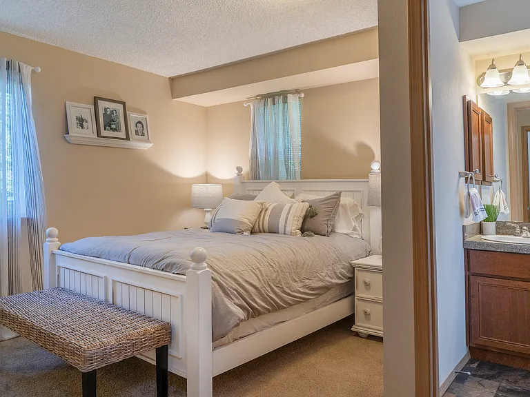 1x1 Standard l Model Bedroom