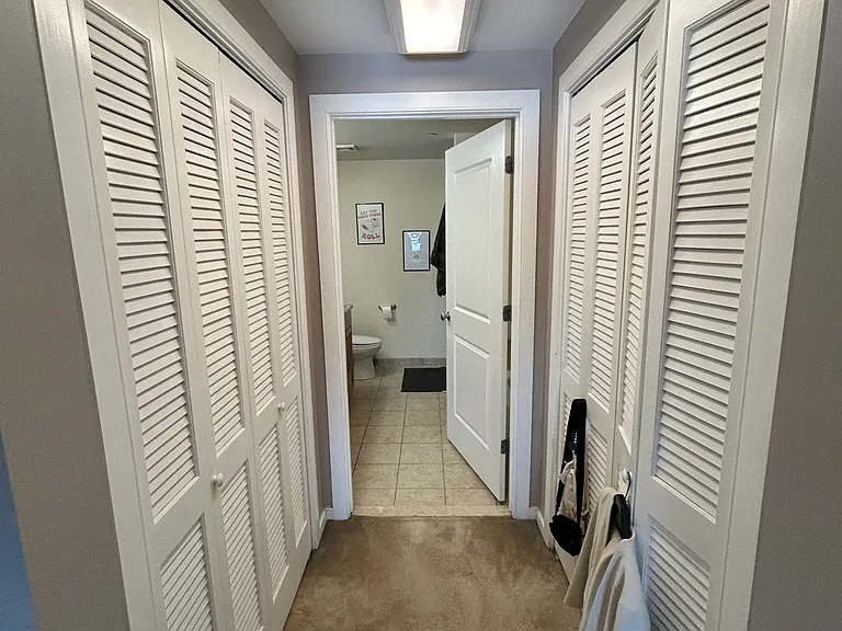 Main Bedroom Walkin Closet