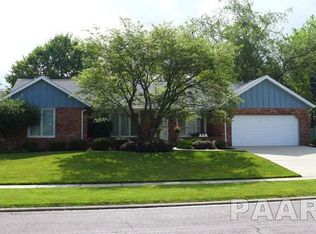6712 N Post Oak Rd, Peoria, IL 61615