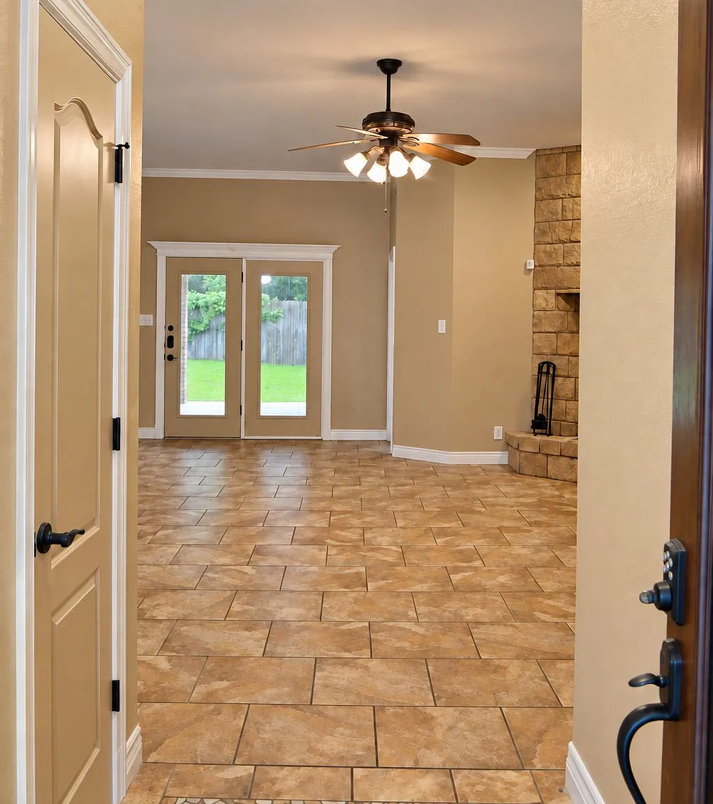 4 bed, 2000 sqft, $1,975 — Photo 3