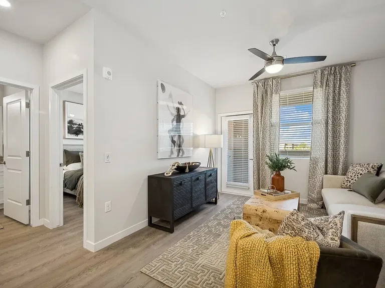 Longbow Luxury Apartments — Photo 5