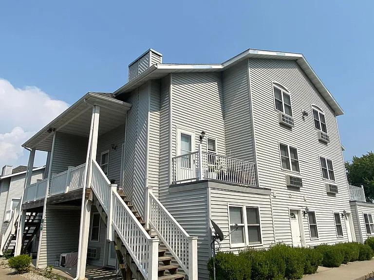 318 E Davis St #B — Photo 4