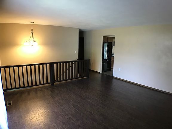 Living Room (16'x12')