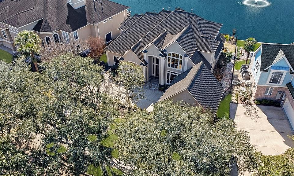 1st image of 40 Old Windsor Way